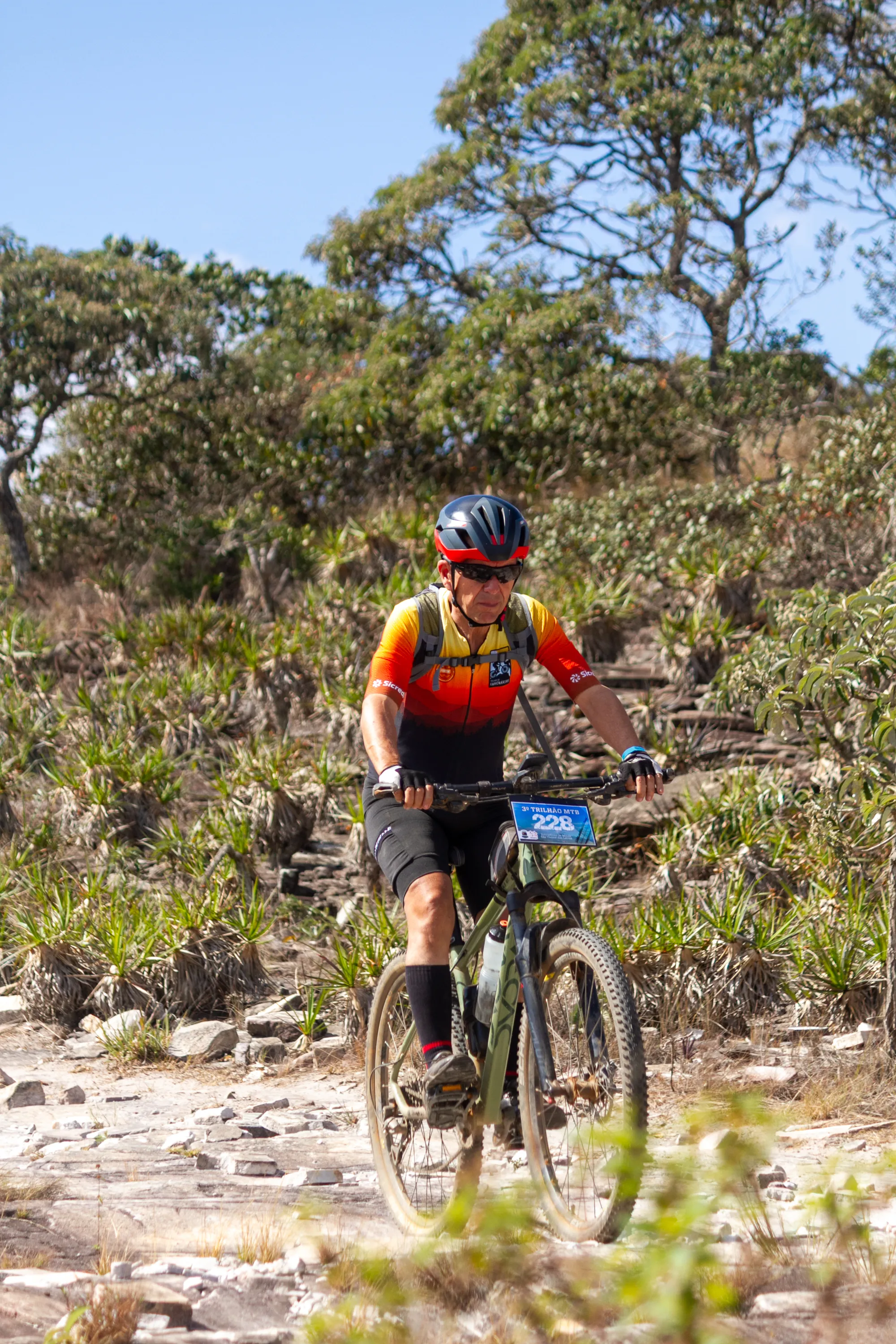 Atleta navegando pedras no percurso técnico do Trilhão MTB