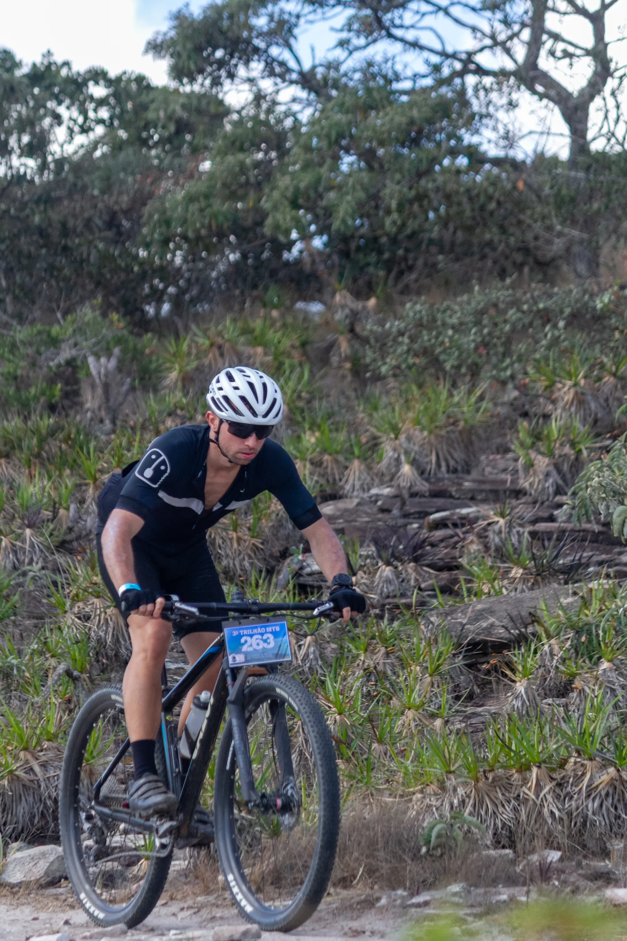 Ciclista em terreno rochoso característico da Serra de São Thomé das Letras